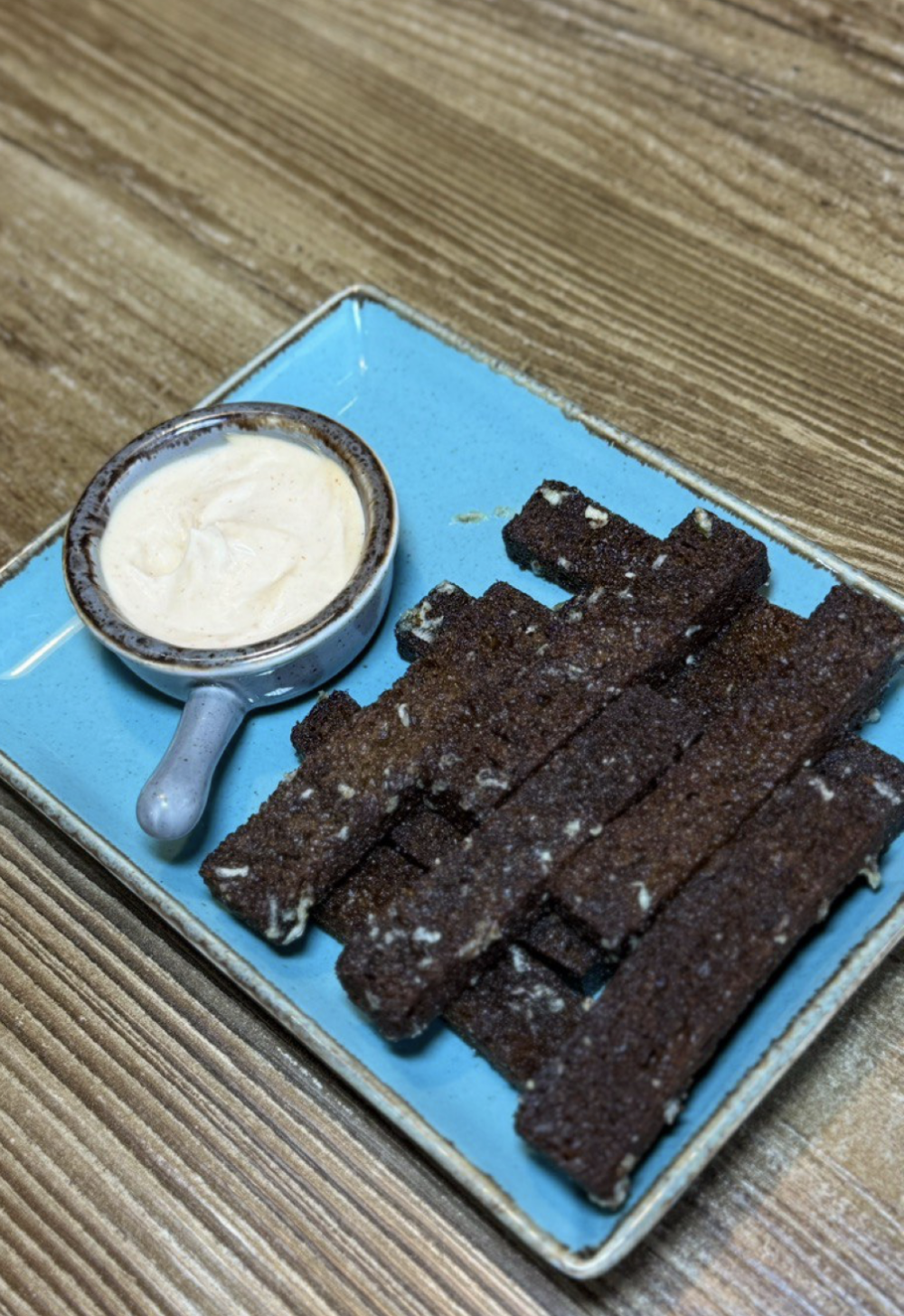 Гренки чесночные с соусом кимчи