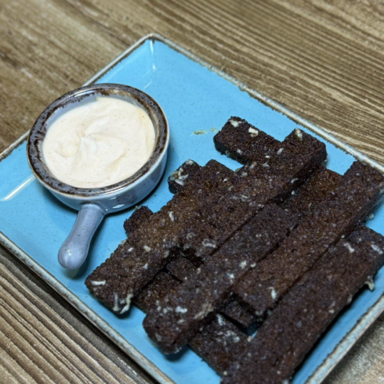 Гренки чесночные с соусом кимчи