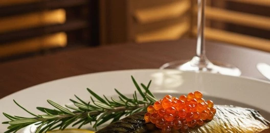 Скумбрия холодного копчения с брусникой и щучьей икрой