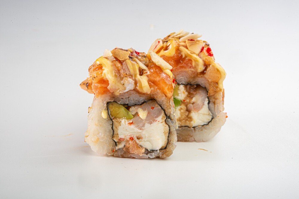 Половинка Ролл с опаленным лососем в соусе Маракуйя