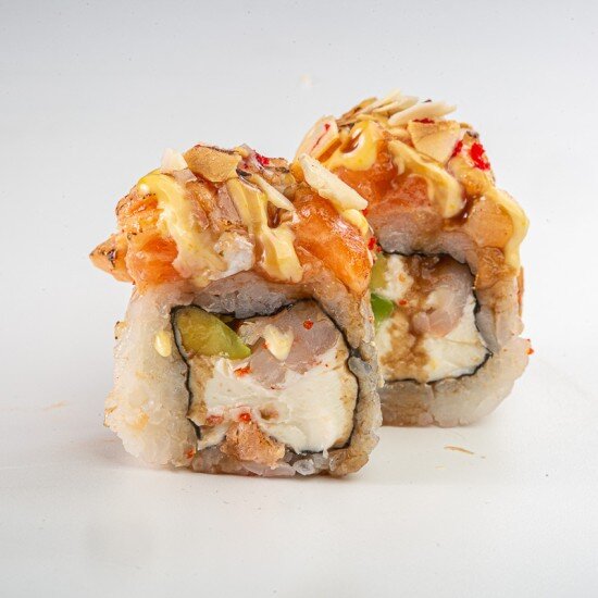 Половинка Ролл с опаленным лососем в соусе Маракуйя