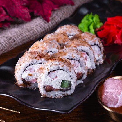 Бонито с креветкой и лососем