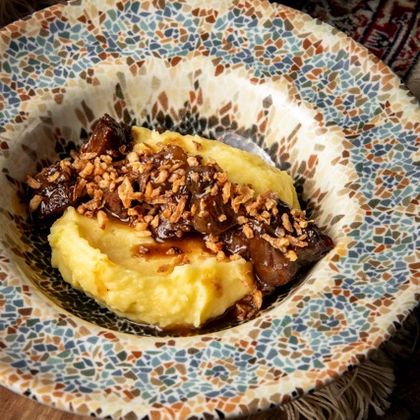 Томленые телячьи щечки в соусе деми глас