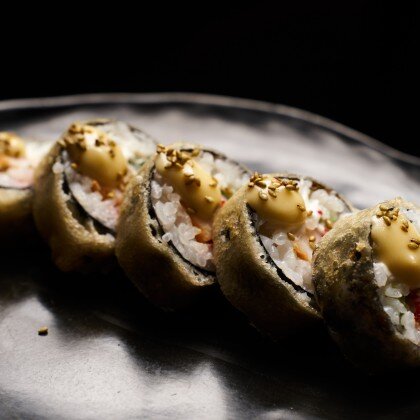 Горячий ролл тигровая креветка, тобико, сливочный сыр