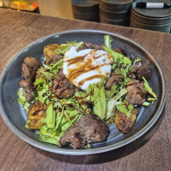 Салат из куриной печени с горчичным соусом