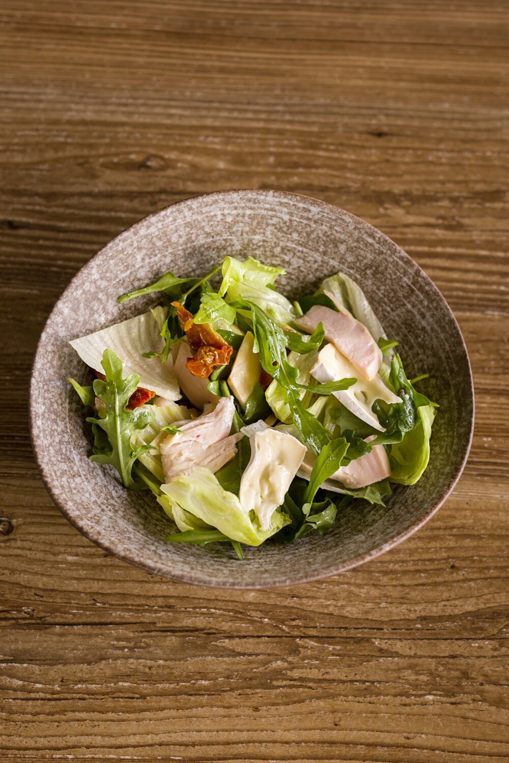 Салат с копченой грудкой и камамбером