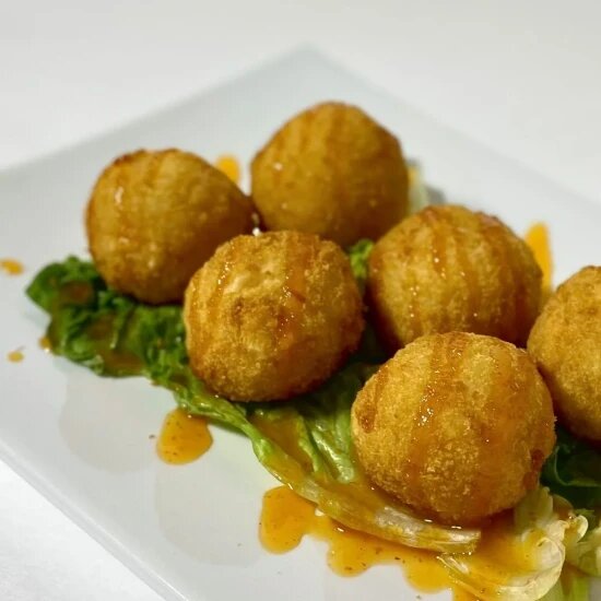 Рисовые шарики с креветкой и соусом Манго-чили