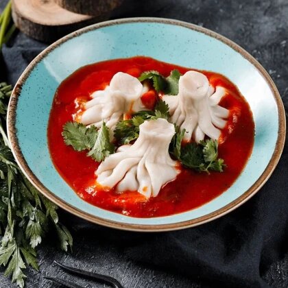 Хинкали с говядиной в соусе Сацибел