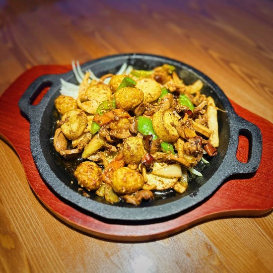 "铁板小烧烤（鹌鹑蛋 火腿 鸡胗 鱿鱼 蔬菜）/ Ассорти из шашлыков