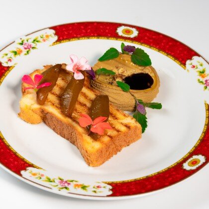 Паштет из печени цыпленка с черничным вареньем и бриошь