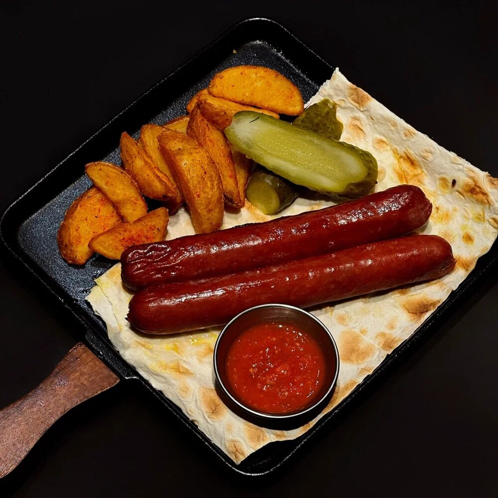 Говяжьи колбаски с картофельными дольками