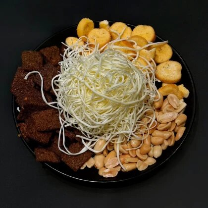 Пивная тарелка: сухари, арахис, сыр косичка