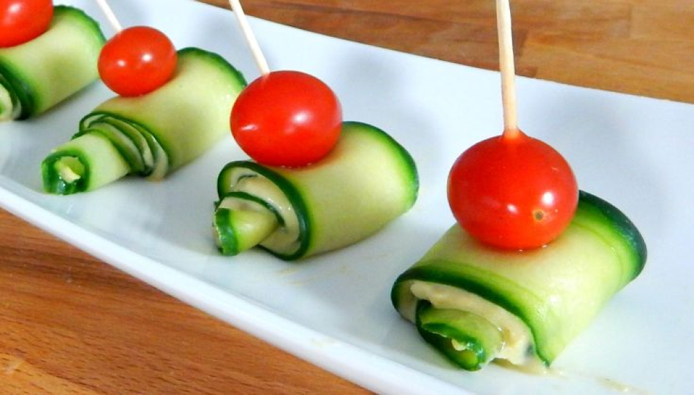 Канапе с черри и огурцом