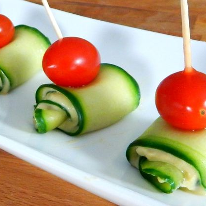 Канапе с черри и огурцом