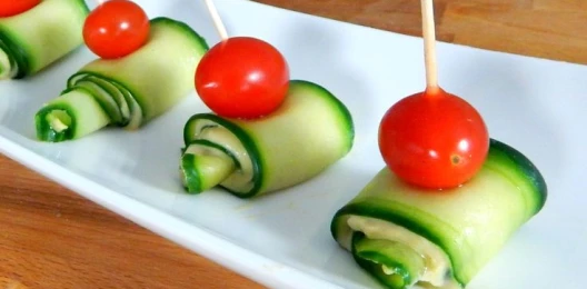 Канапе с черри и огурцом