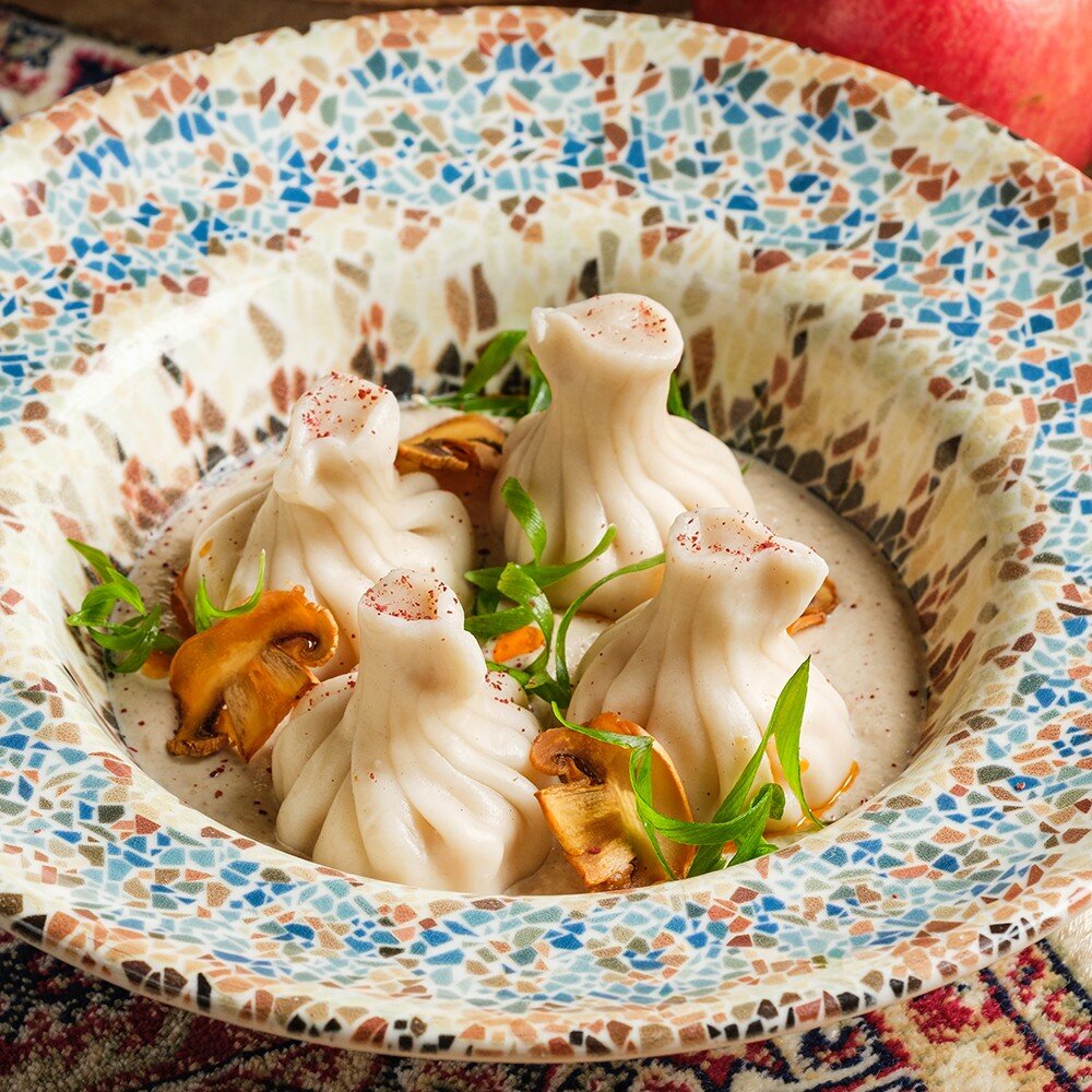 ХИНКАЛИ С КОПЧЁНОЙ КУРИЦЕЙ
В ГРИБНОМ СОУСЕ