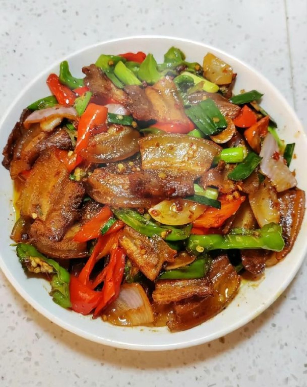 Жареная свиная грудинка с овощами