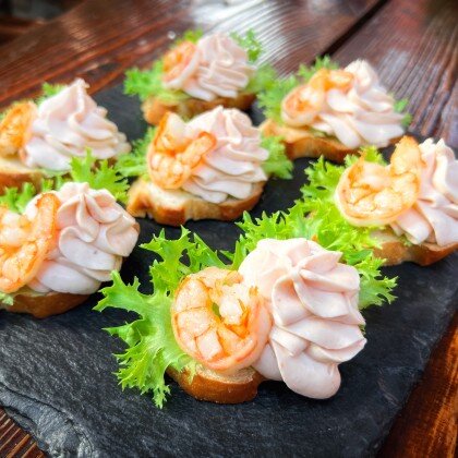 Брускетта крем-лосось с креветкой