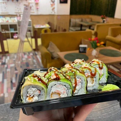 Ролл с авокадо и хрустящей креветкой под соусом песто