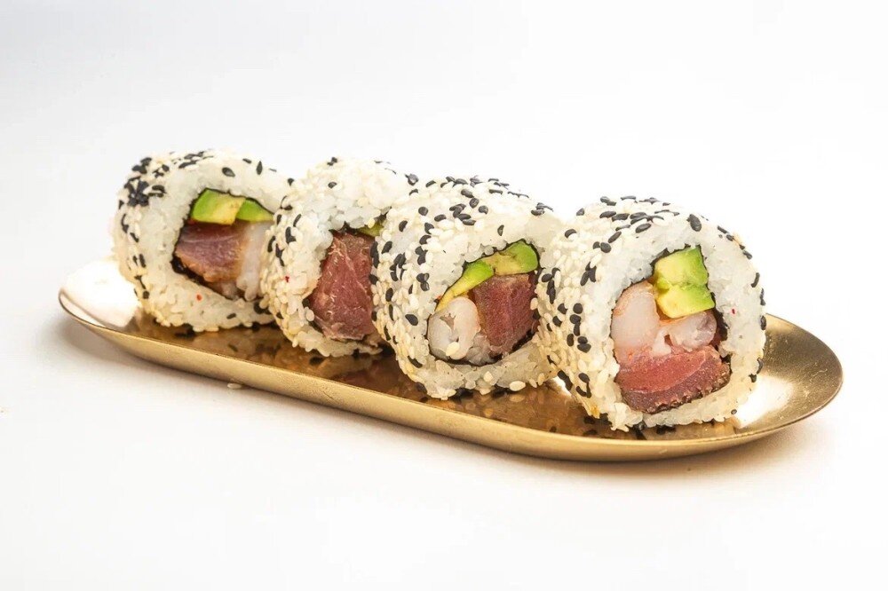 Ролл с тунцом креветкой и авокадо