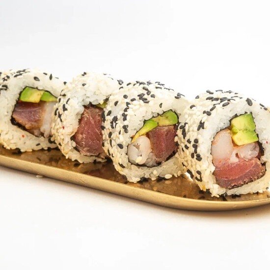 Ролл с тунцом креветкой и авокадо