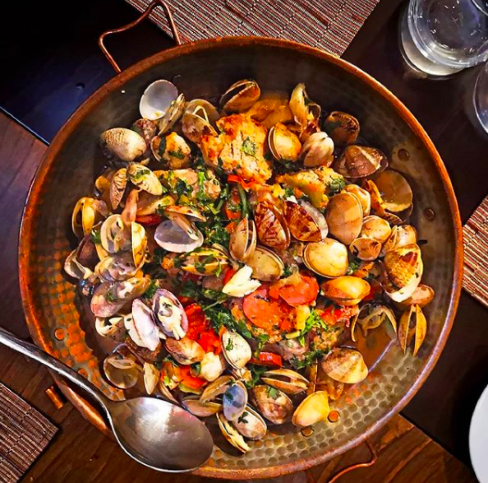 Катаплана из морепродуктов с соусом Чоризо
(Блюдо рассчитано на компанию)