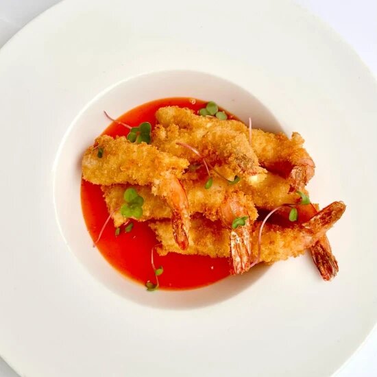 Креветки в хрустящей панировке с соусом манго-чили