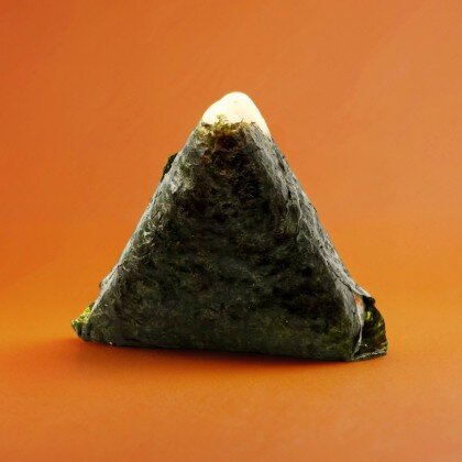 Онигири с лососем