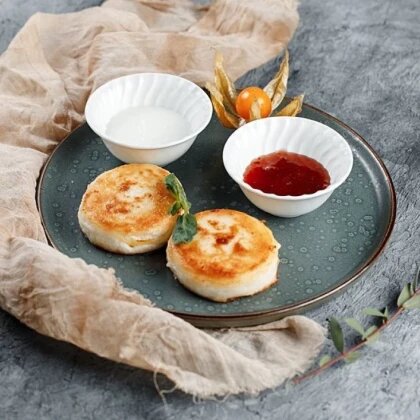 Сырники со сметаной и клуб. вареньем