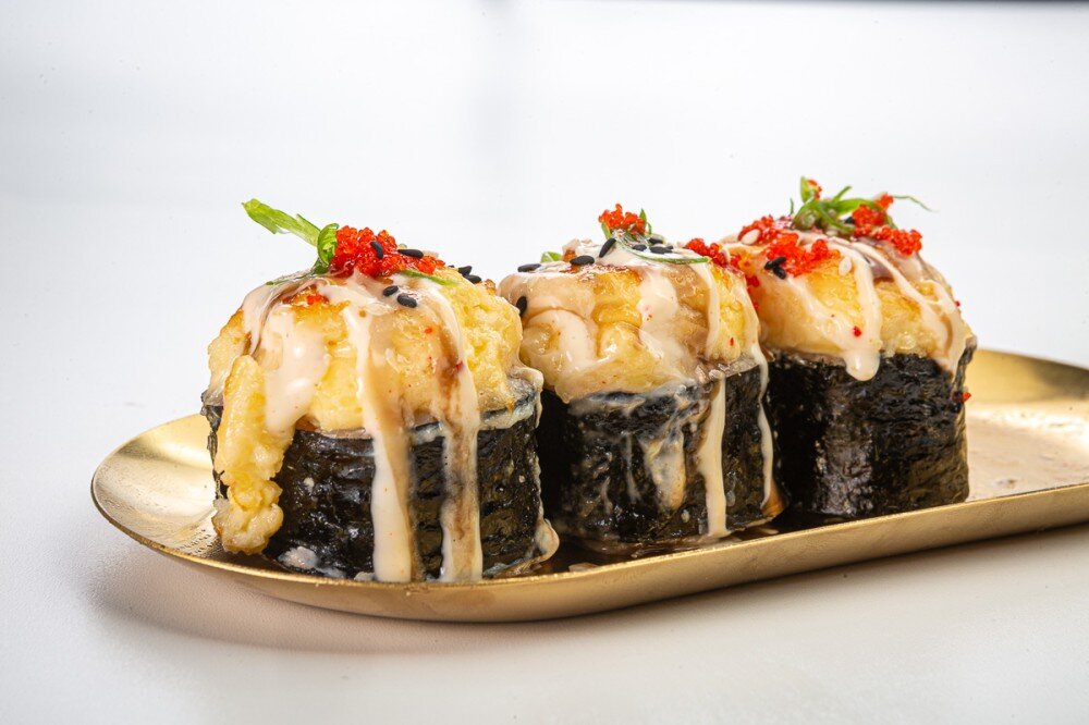 Запеченный ролл с крабом и миксом соусов