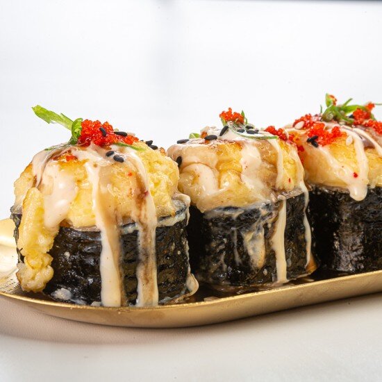 Запеченный ролл с крабом и миксом соусов