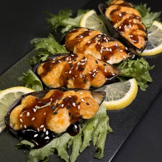 Запеченные мидии под спайси соусом