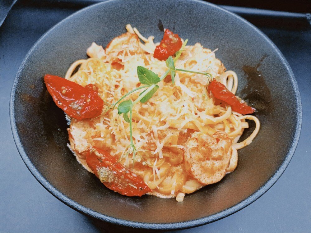 Острая паста с креветками и вялеными томатами