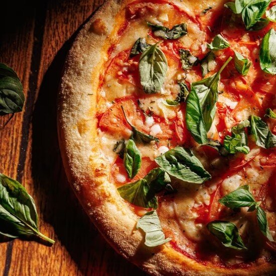 Пицца Маргарита с томатами