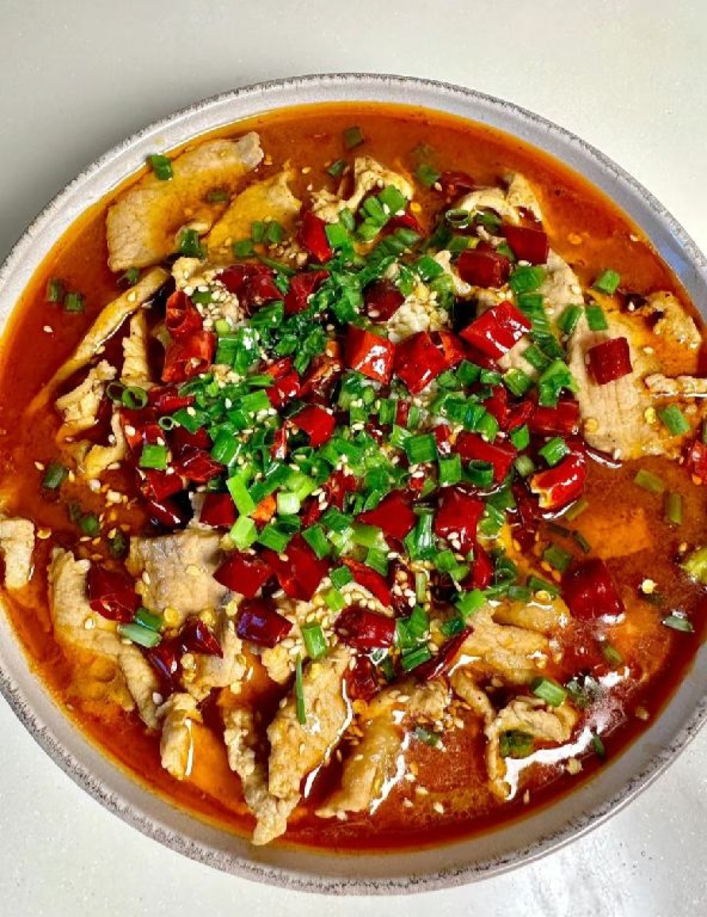 Кусочки отварной свинины в остром соусе