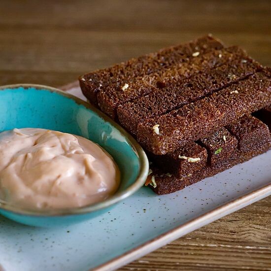 Гренки чесночные с соусом кимчи