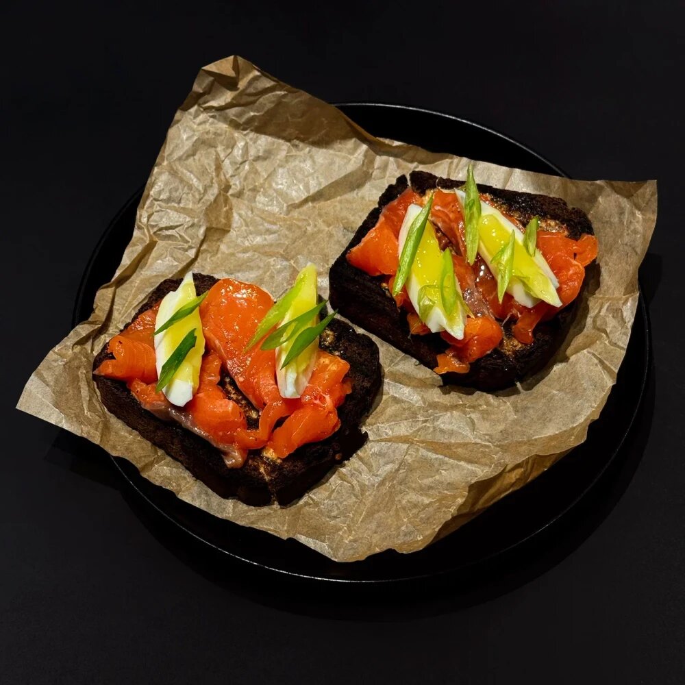 Бутерброды с форелью и яйцом