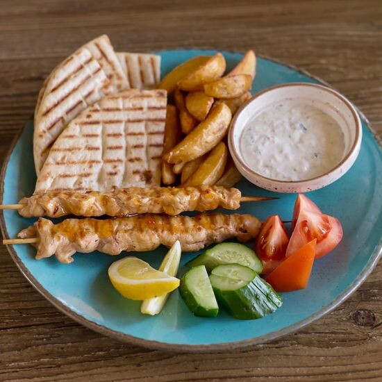 Сувлаки из цыпленка на шпажках с питой