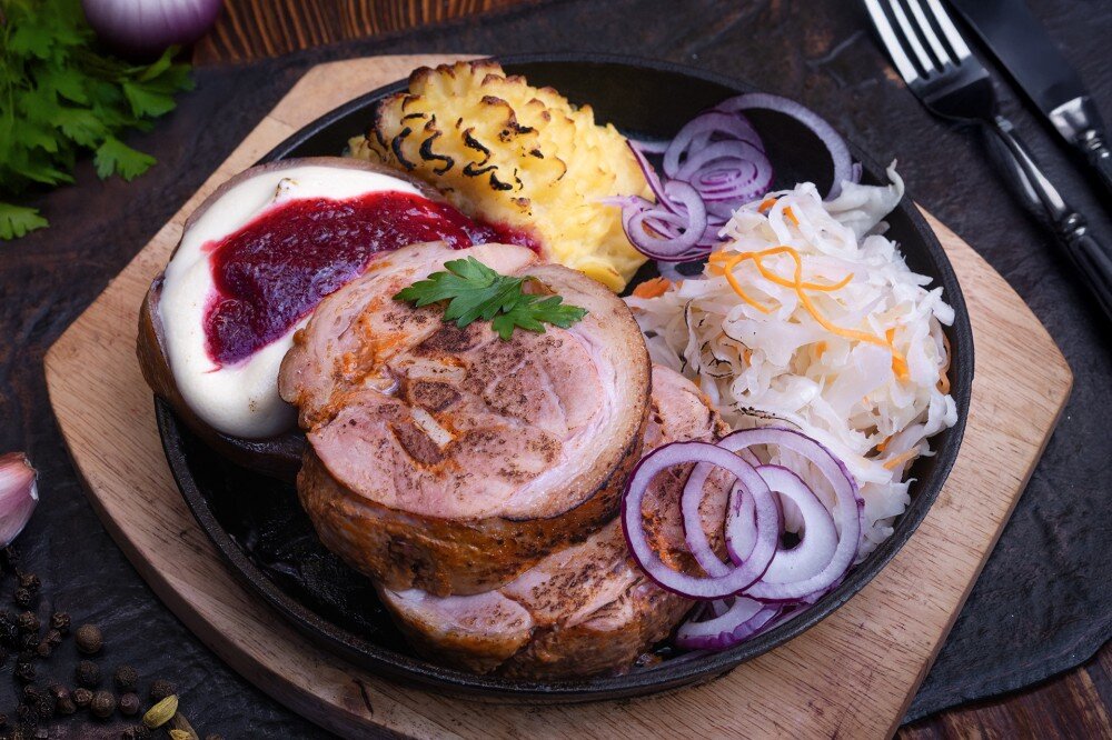 Рулька запеченная