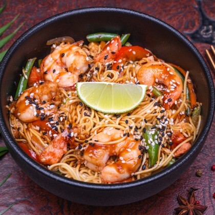 Вок с креветкой и лососем