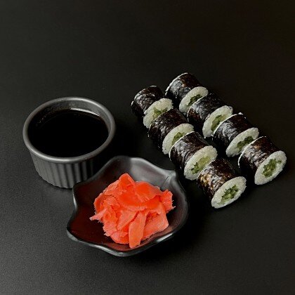 Маки ролл с огурцом