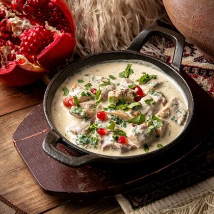 Цыпленок шкмерули  в сливочном соусе