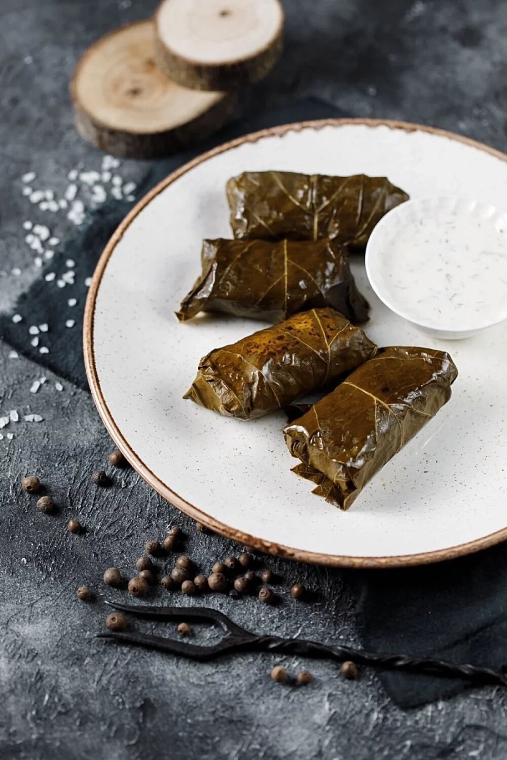 Долма со сметанно-чесночным соусом