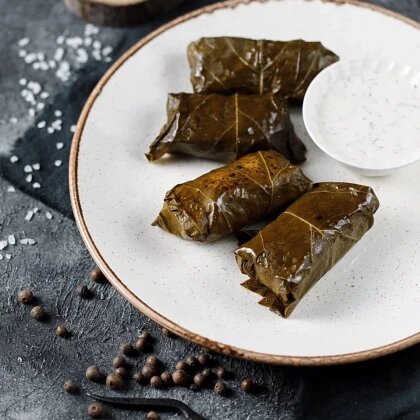 Долма со сметанно-чесночным соусом