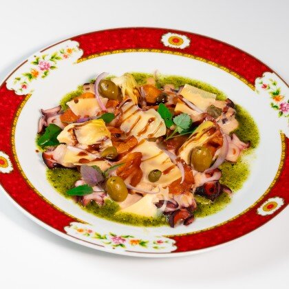 Карпаччо из осьминога с соусом вителло тоннат