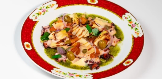 Карпаччо из осьминога с соусом вителло тоннат