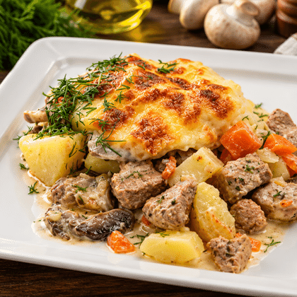 Жаркое из свинины, сыром, грибами и картофелем