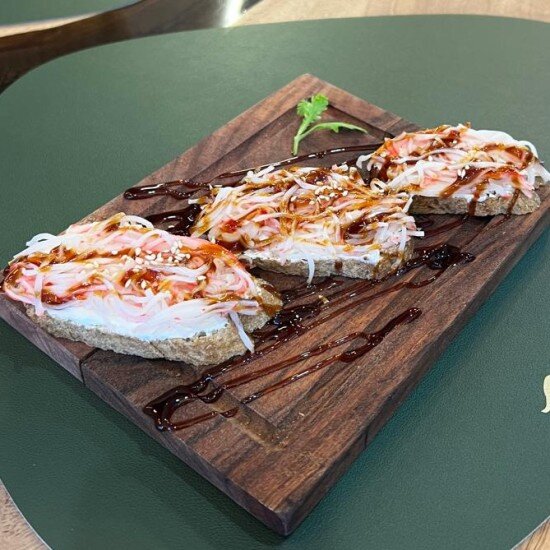 Брускетта с мясом краба