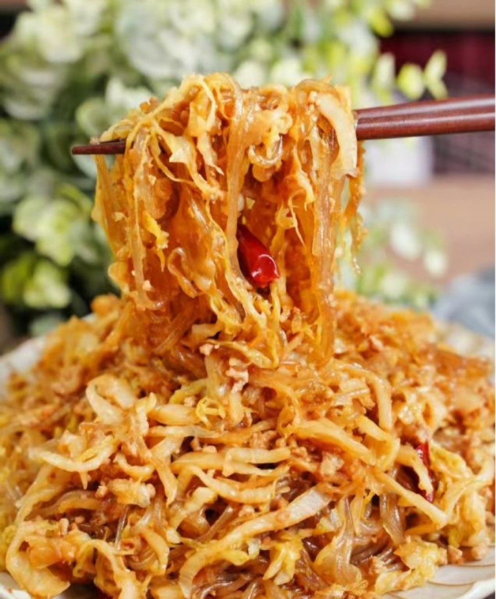 Жареная квашеная капуста с рисовой лапшой и свининой