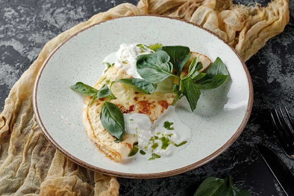 Омлет с сыром Страчателла и свежим базил